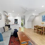 Little Cove Gem - Walking Distance To The Most Famous Noosa Beach!