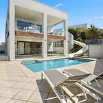 Ultimate Noosa Six Bedroom Luxury With Waterslide!