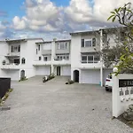 Beachside 2-Bed House With Pool, Courtyard & Bbq