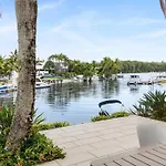 Jalynca, Waterfront Escape