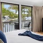 Jalynca, Waterfront Escape