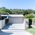 Sleek & Stylish Family Beach House ~ Near Junction