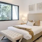 The Hamptons Lake House - Noosa Heads Luxury House