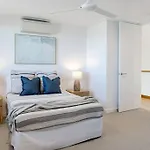 The Hamptons Lake House - Noosa Heads Luxury House