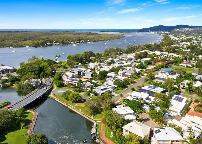 Quay Largo: Riverside Haven