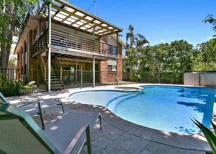 Spacious 2 Bedroom Pet Friendly Home With Pool