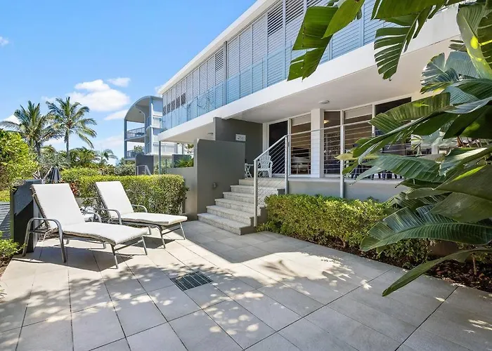 The Sunshine Villa ~ 2 Min Walk To Village & Beach