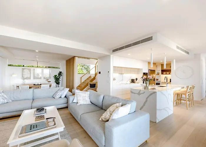 The Hamptons Lake House - Noosa Heads Luxury House