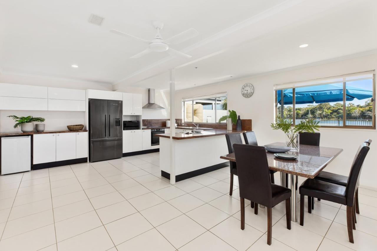 Riverfront With Jetty, Ideal For Families Holiday home *