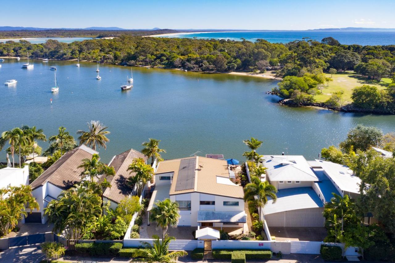 Riverfront With Jetty, Ideal For Families Holiday home Noosa Heads