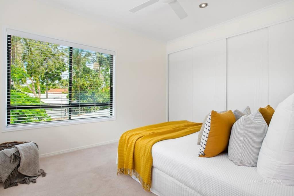 Quay Largo: Riverside Haven Apartment *