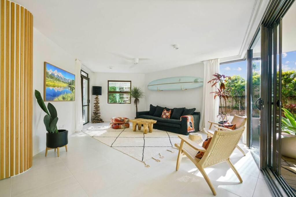 Lovely Ground Floor 3 Bedroom Unit With Pool Access *