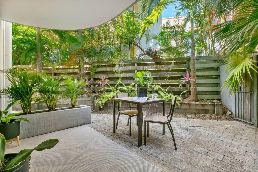 Lovely Ground Floor 3 Bedroom Unit With Pool Access Apartment