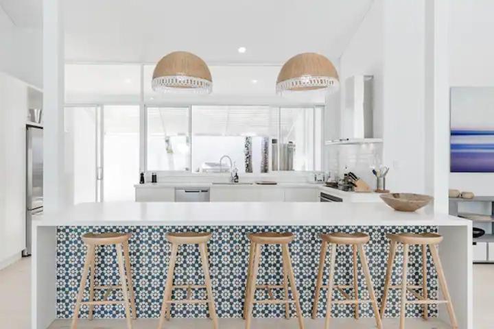Poinciana House—luxury Retreat Close To