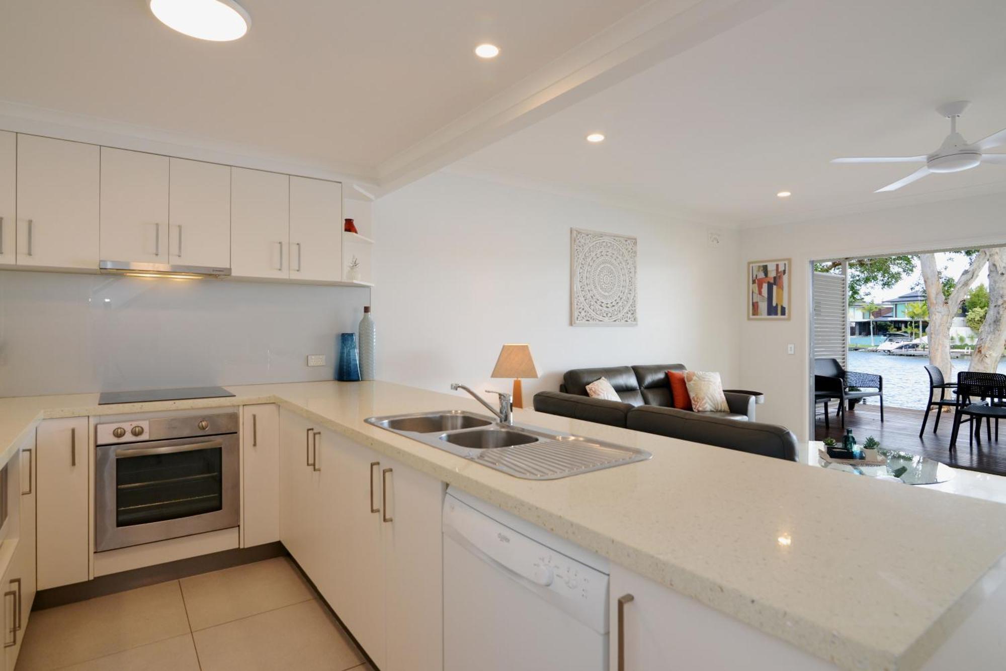 Noosa Entrance Waterfront Resort 4*