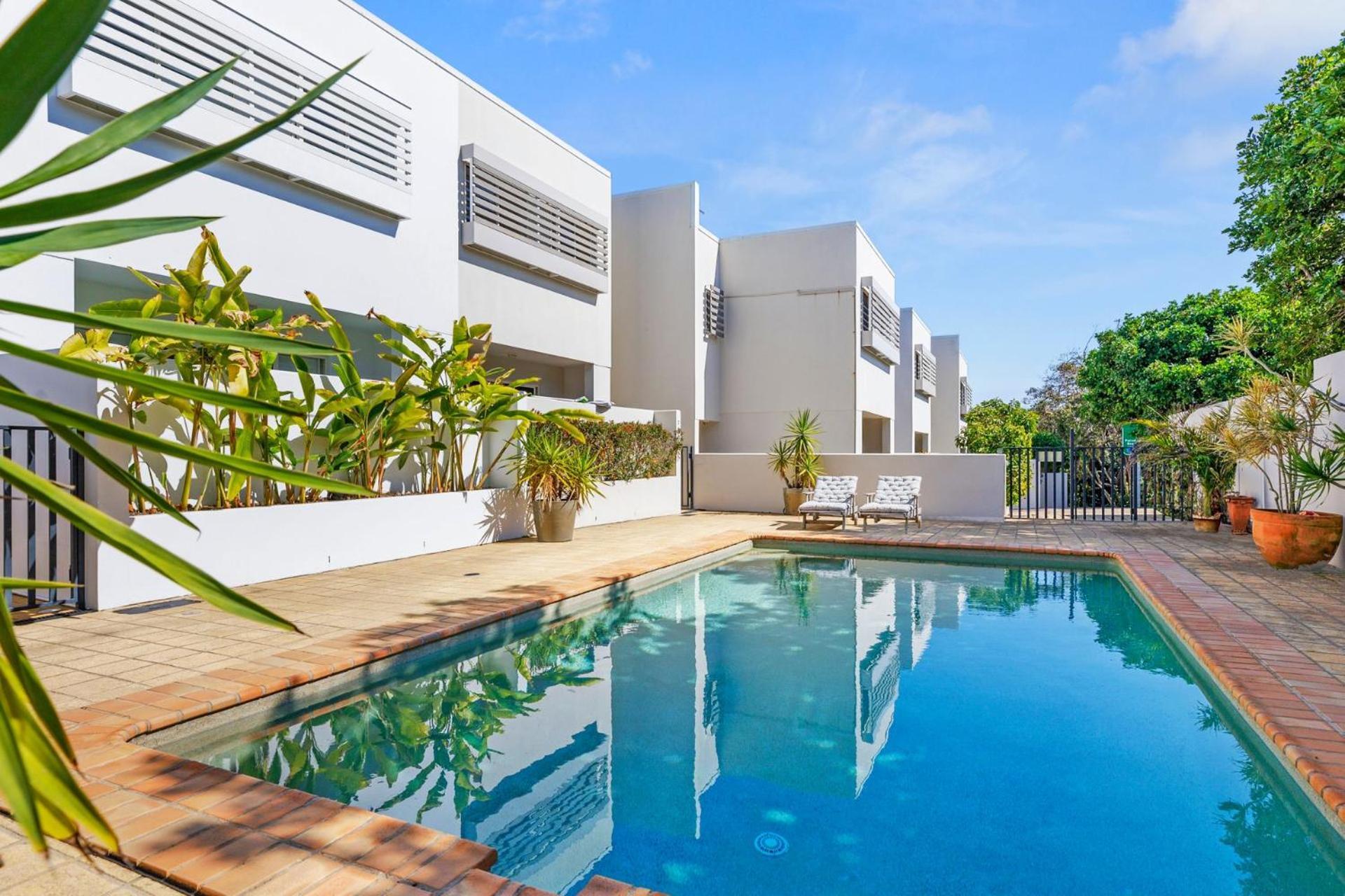 Apartment 5 The Courtyards Townhouse Close To And Shops Sunshine Beach