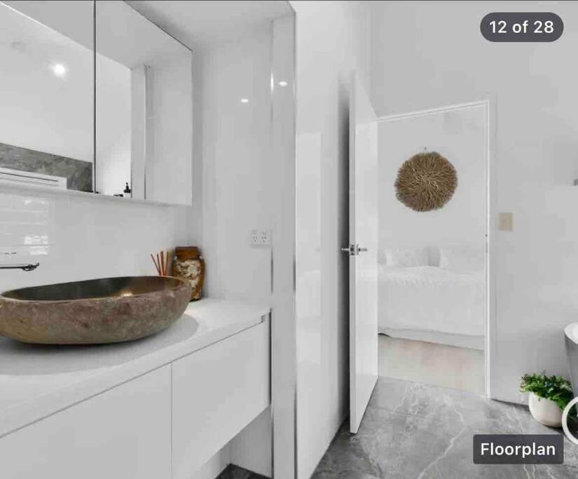 Holiday home White House High On Belmore, Pets Welcome Sunshine Beach