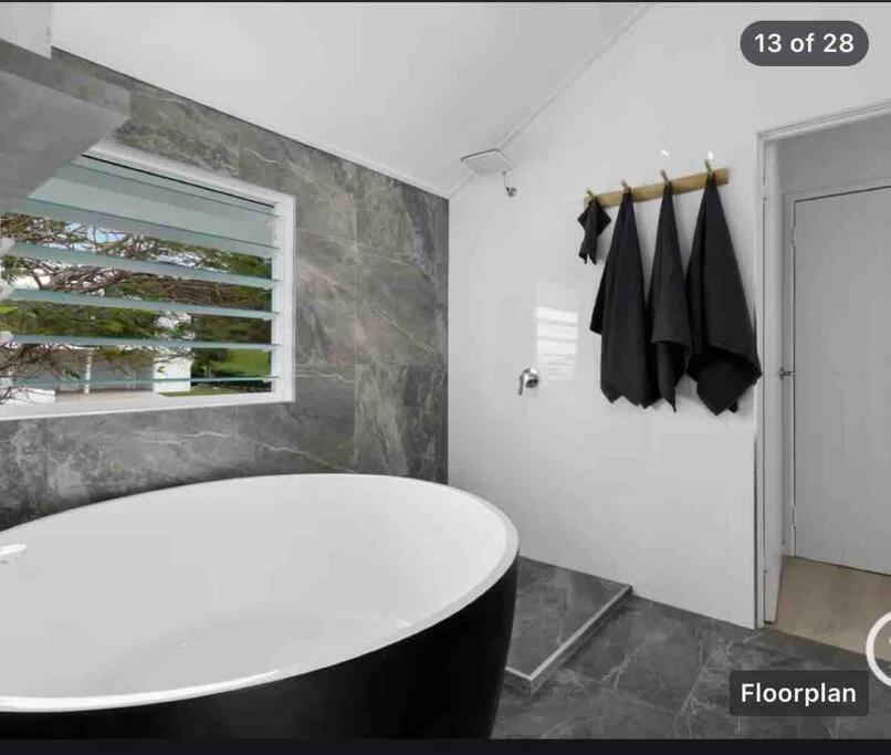 White House High On Belmore, Pets Welcome * Sunshine Beach