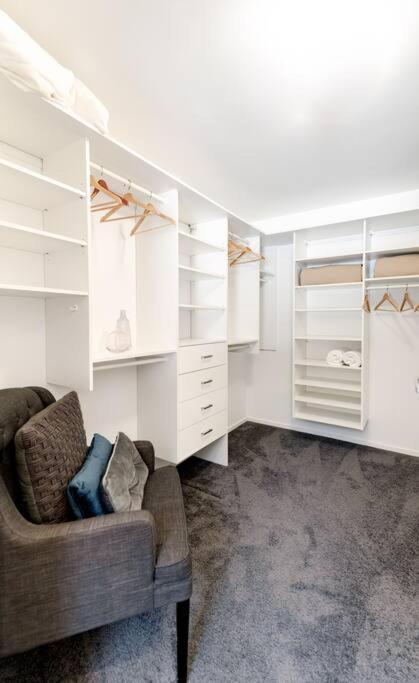 Holiday home Sleek & Stylish Family House ~ Near Junction