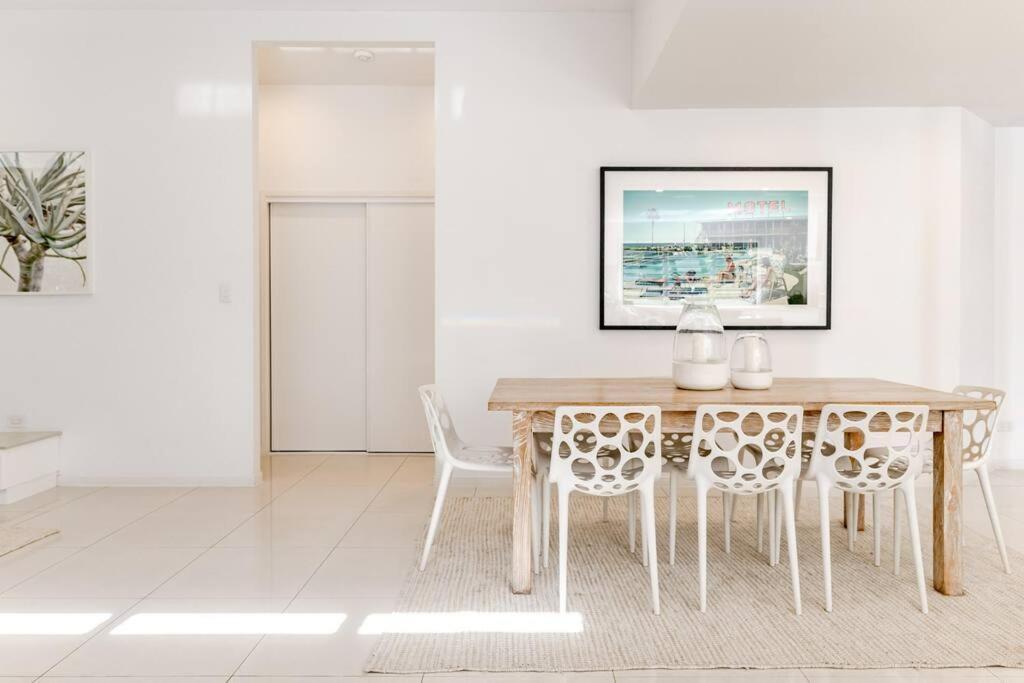 Sleek & Stylish Family House ~ Near Junction Holiday home