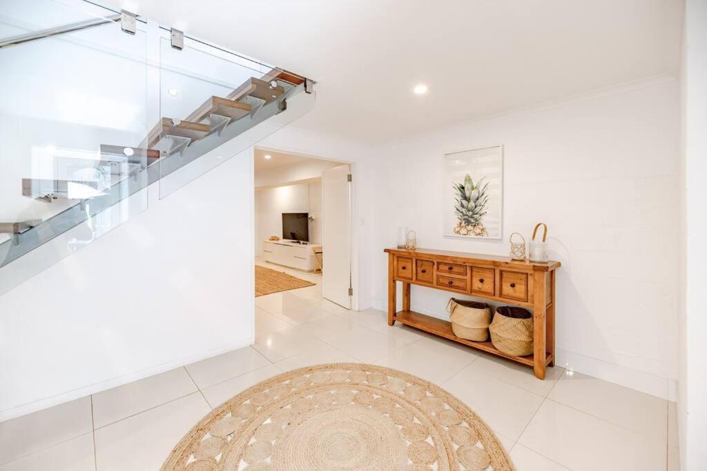 Sleek & Stylish Family House ~ Near Junction Holiday home