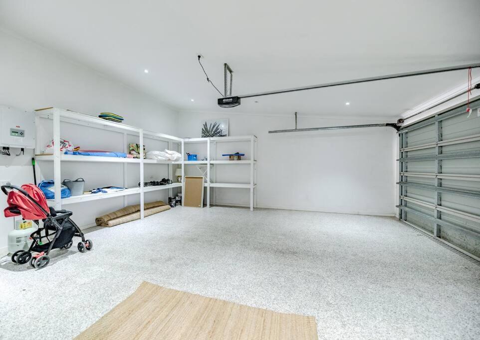 Sleek & Stylish Family House ~ Near Junction Holiday home