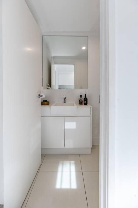 Holiday home Sleek & Stylish Family House ~ Near Junction