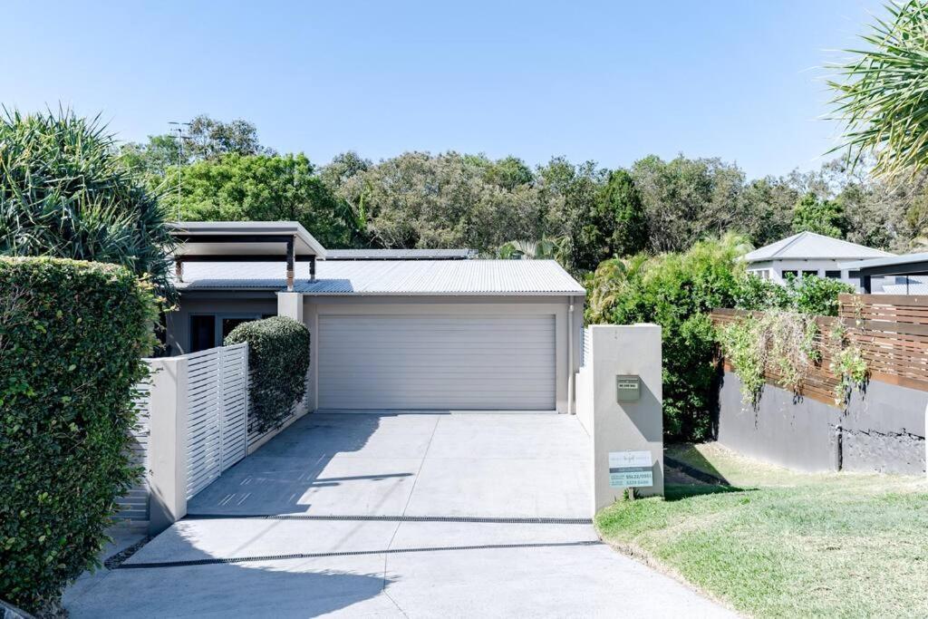 Sleek & Stylish Family House ~ Near Junction Holiday home *