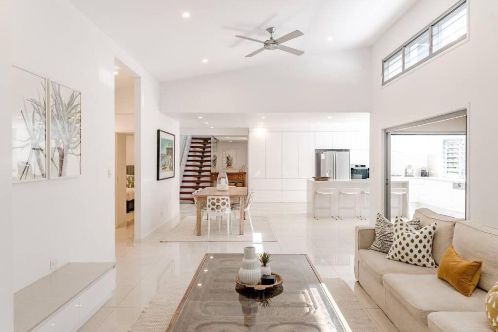 Sleek & Stylish Family House ~ Near Junction