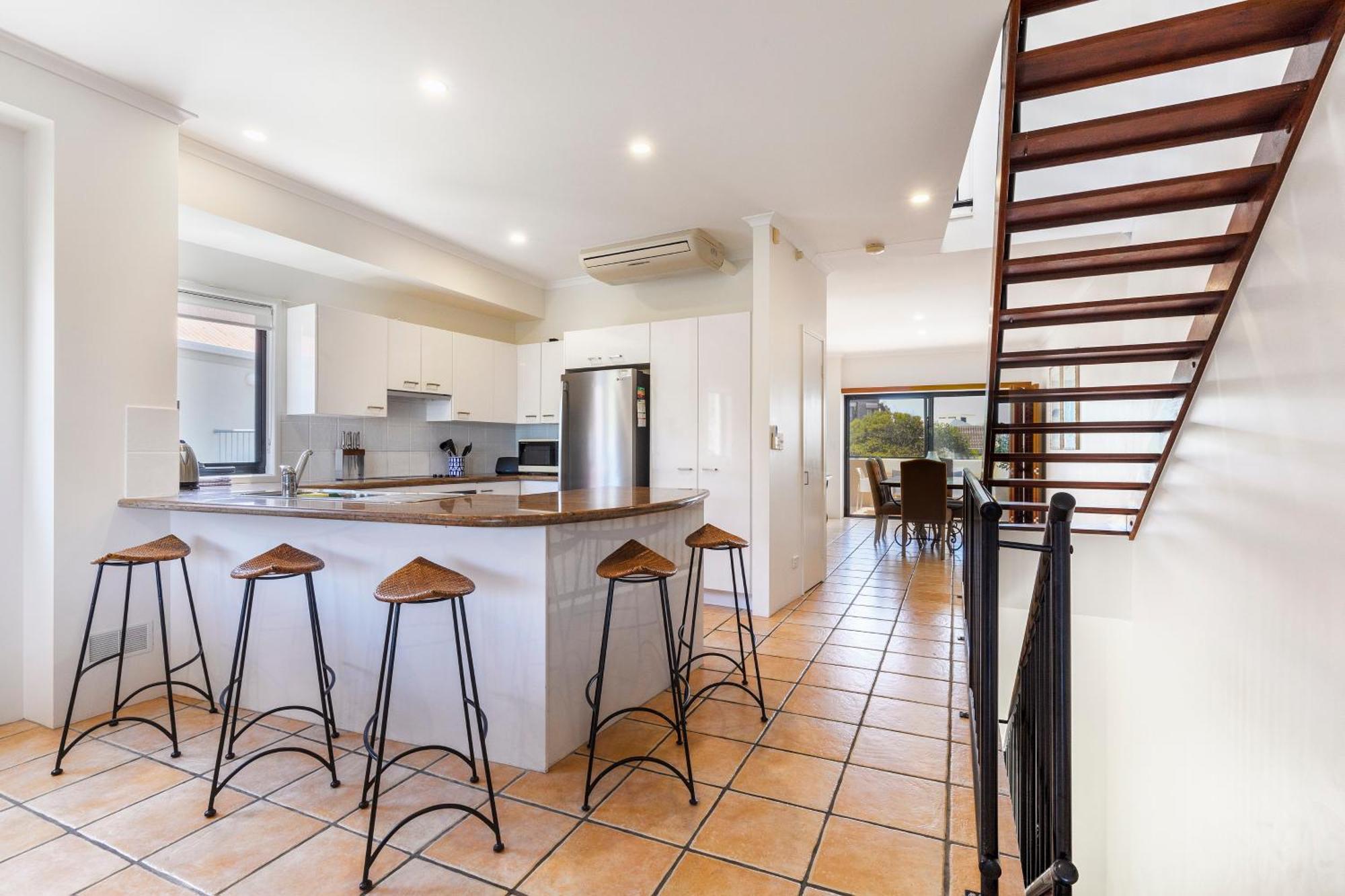 Wake Up To Ocean Views In Stylish Comfort * Sunshine Beach