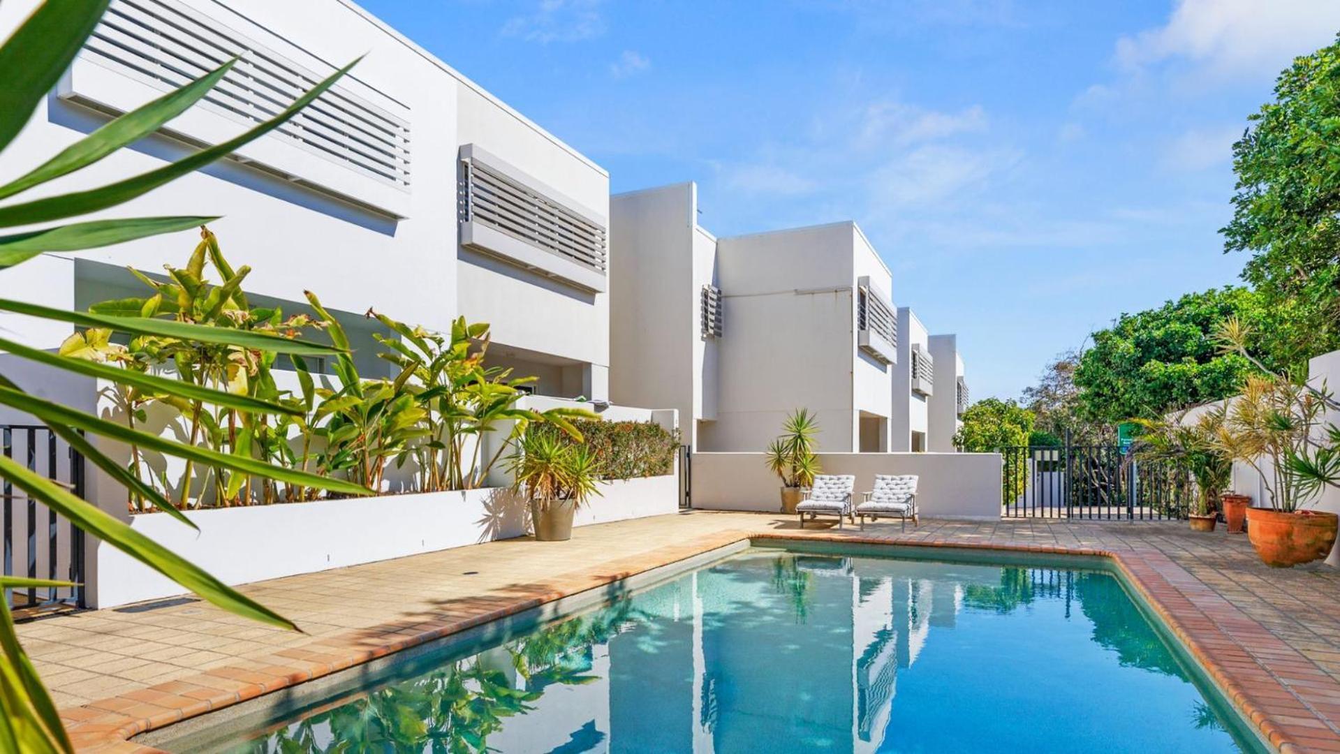 5 The Courtyards Townhouse Close To And Shops