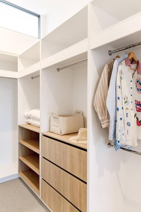 The Hamptons House - Luxury House Holiday home Noosa Heads