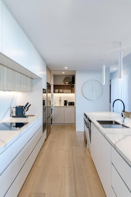 The Hamptons House - Luxury House Holiday home Noosa Heads