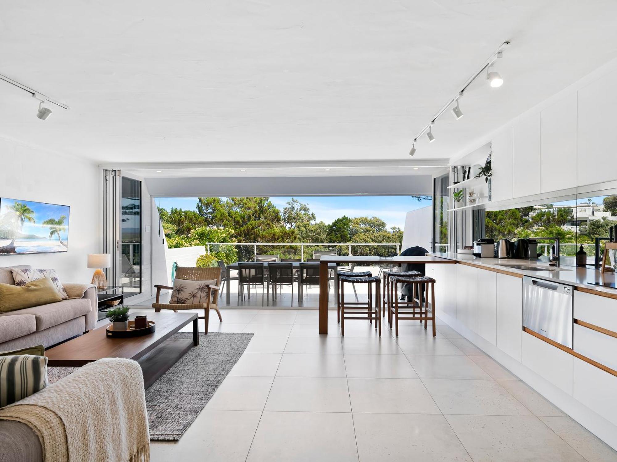 Views 4 Drive 33 Stylish Coastal Retreat Apartment Noosa Heads