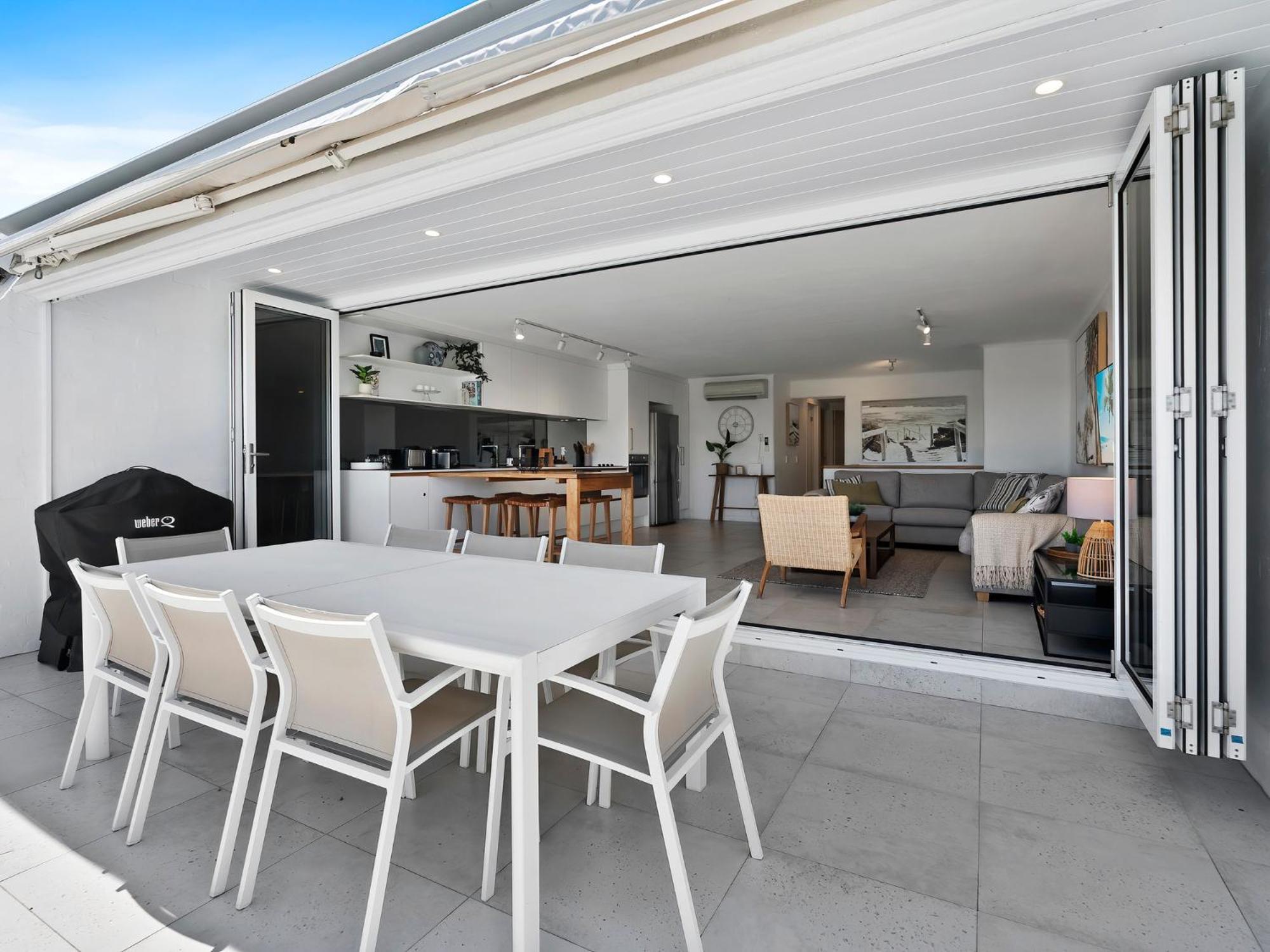 Views 4 Drive 33 Stylish Coastal Retreat *