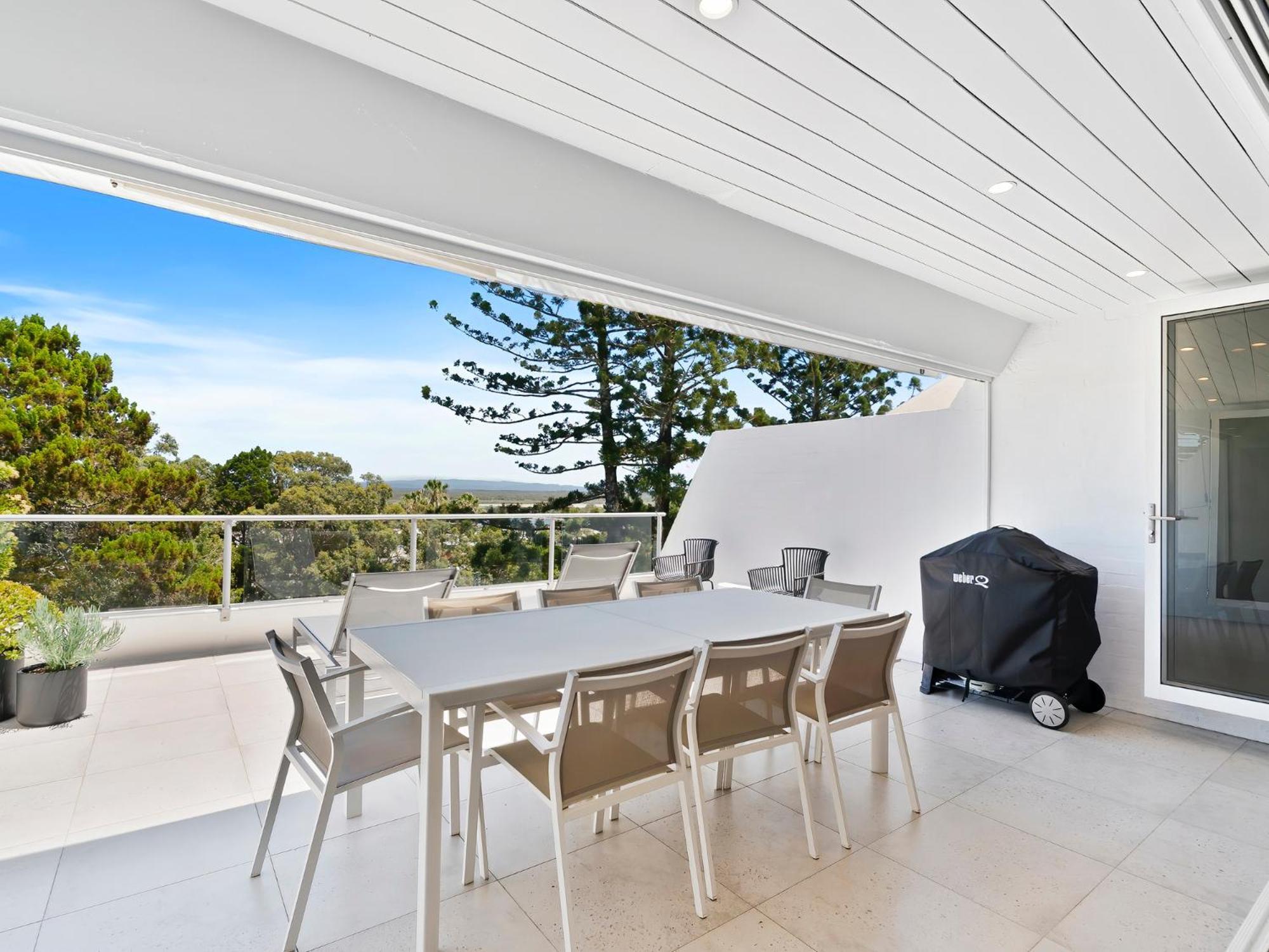 Views 4 Drive 33 Stylish Coastal Retreat
