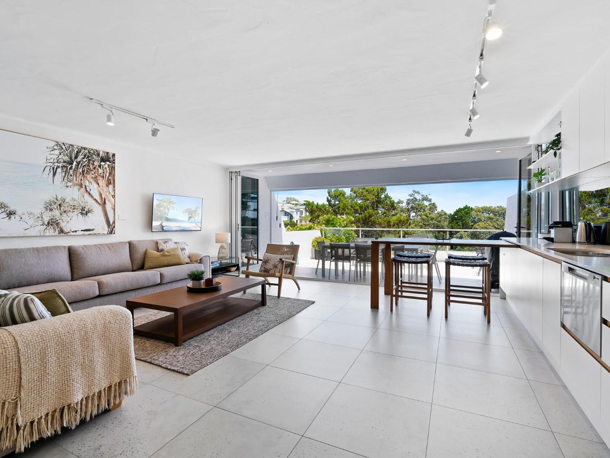 Views 4 Drive 33 Stylish Coastal Retreat Apartment *