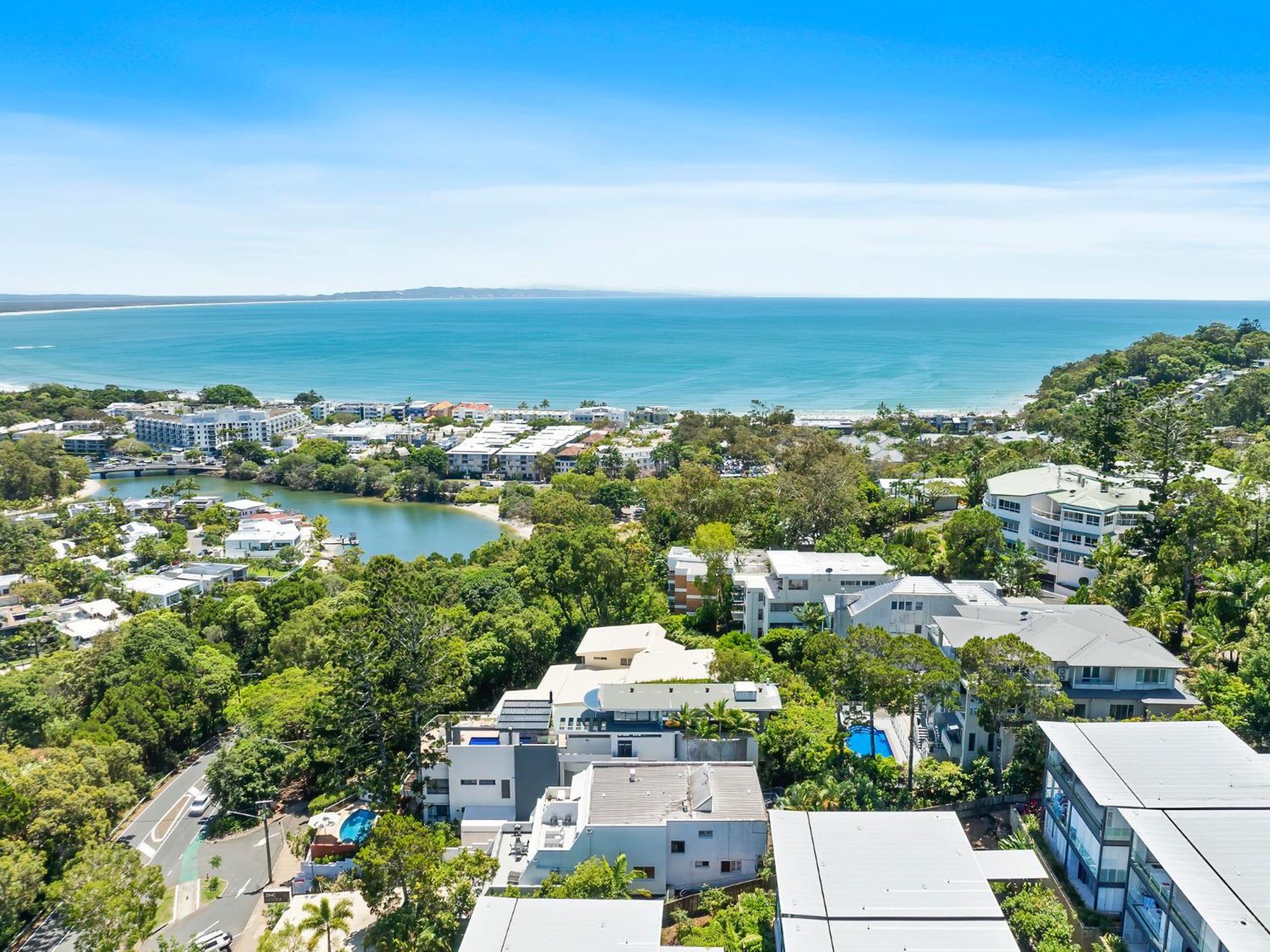 Views 4 Drive 33 Stylish Coastal Retreat Apartment Noosa Heads