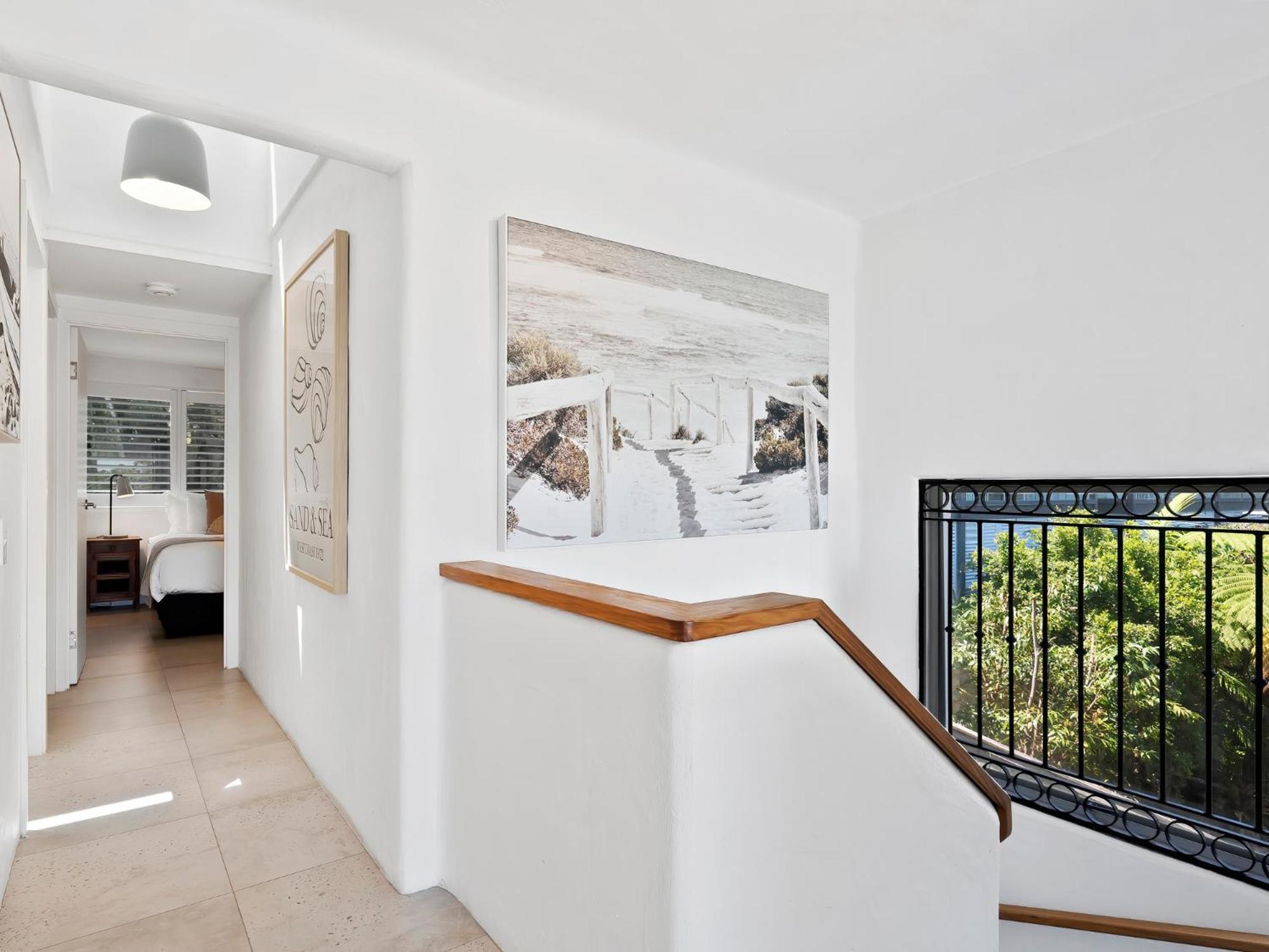 Views 4 Drive 33 Stylish Coastal Retreat *