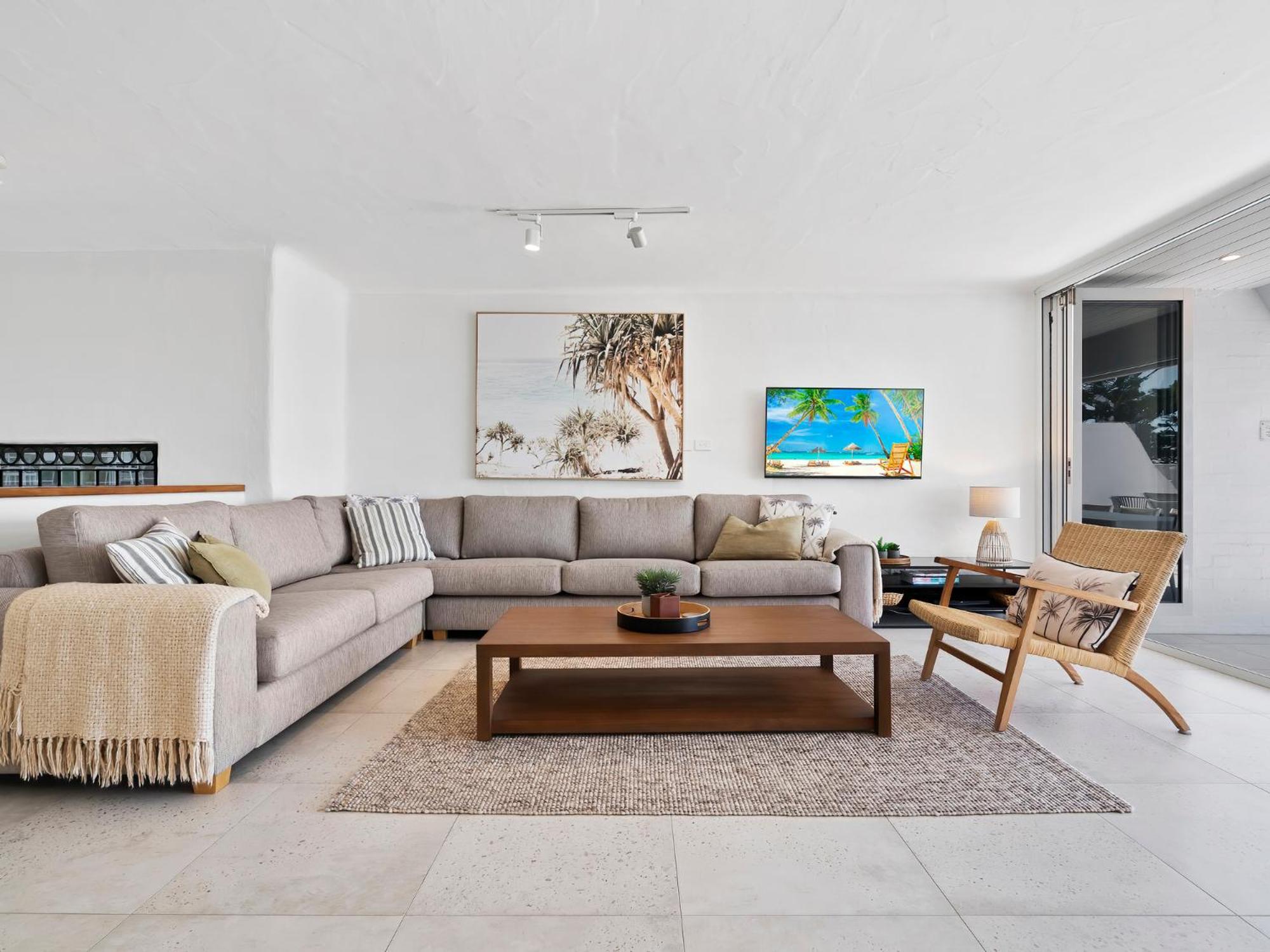 Views 4 Drive 33 Stylish Coastal Retreat Apartment Noosa Heads