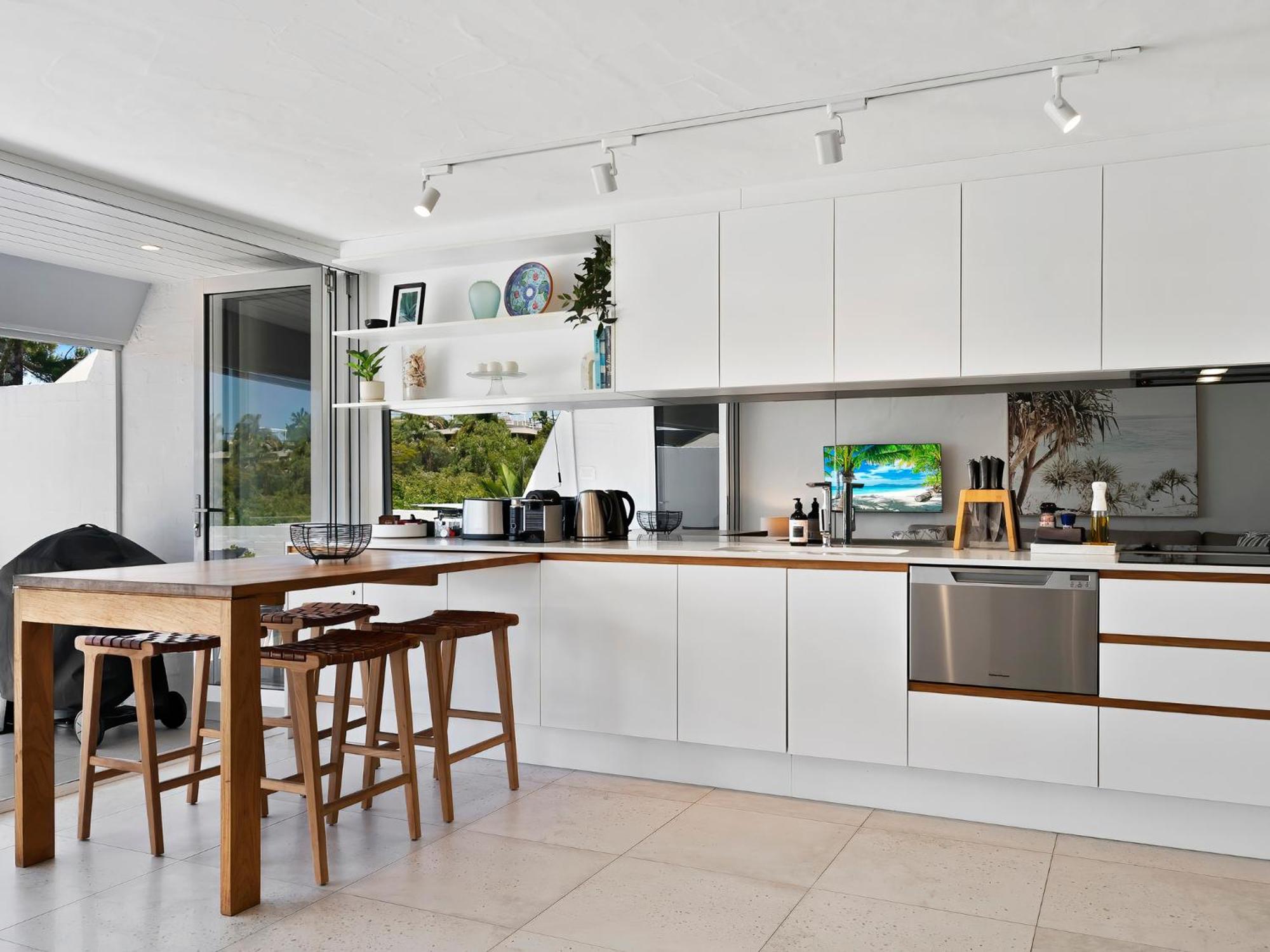 Views 4 Drive 33 Stylish Coastal Retreat *