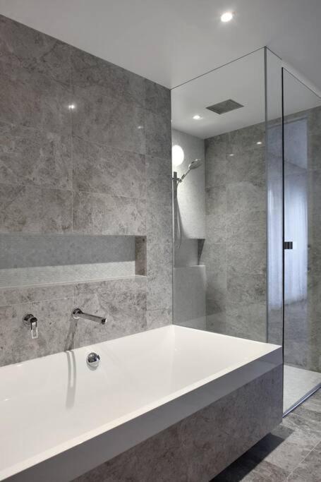 Racquet Retreat By Secret Destinations- Short Walk To Hastings Street