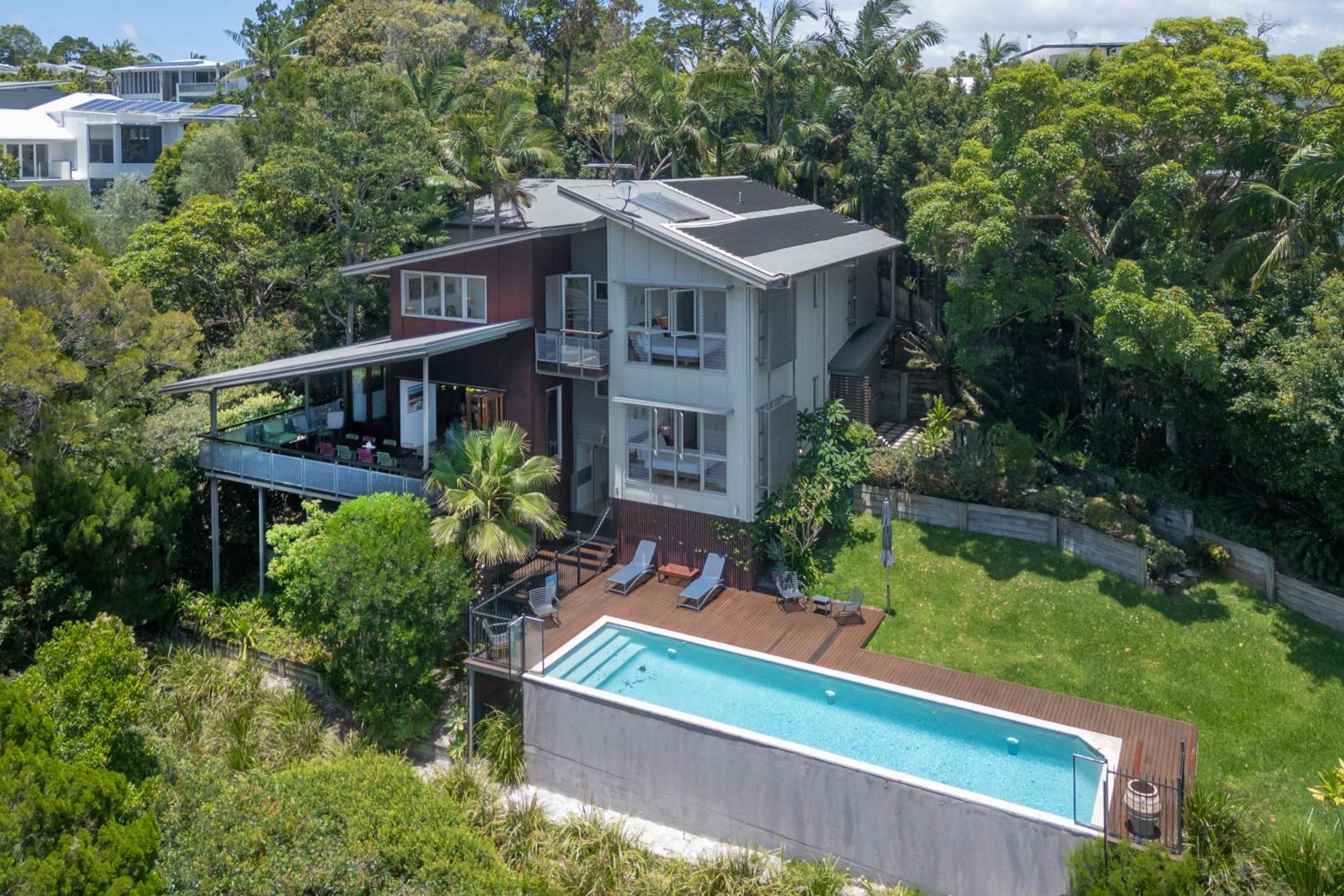 Hilltop Ocean Views, Holiday home Noosa Heads