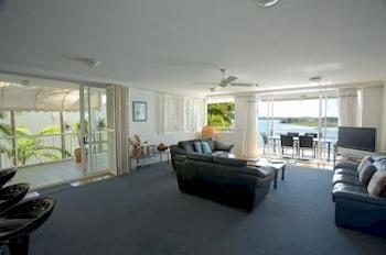 Quays Aparthotel 4*