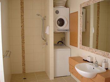 Lodge Cooroy Country Cottages