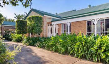 Cooroy Country Cottages Lodge *