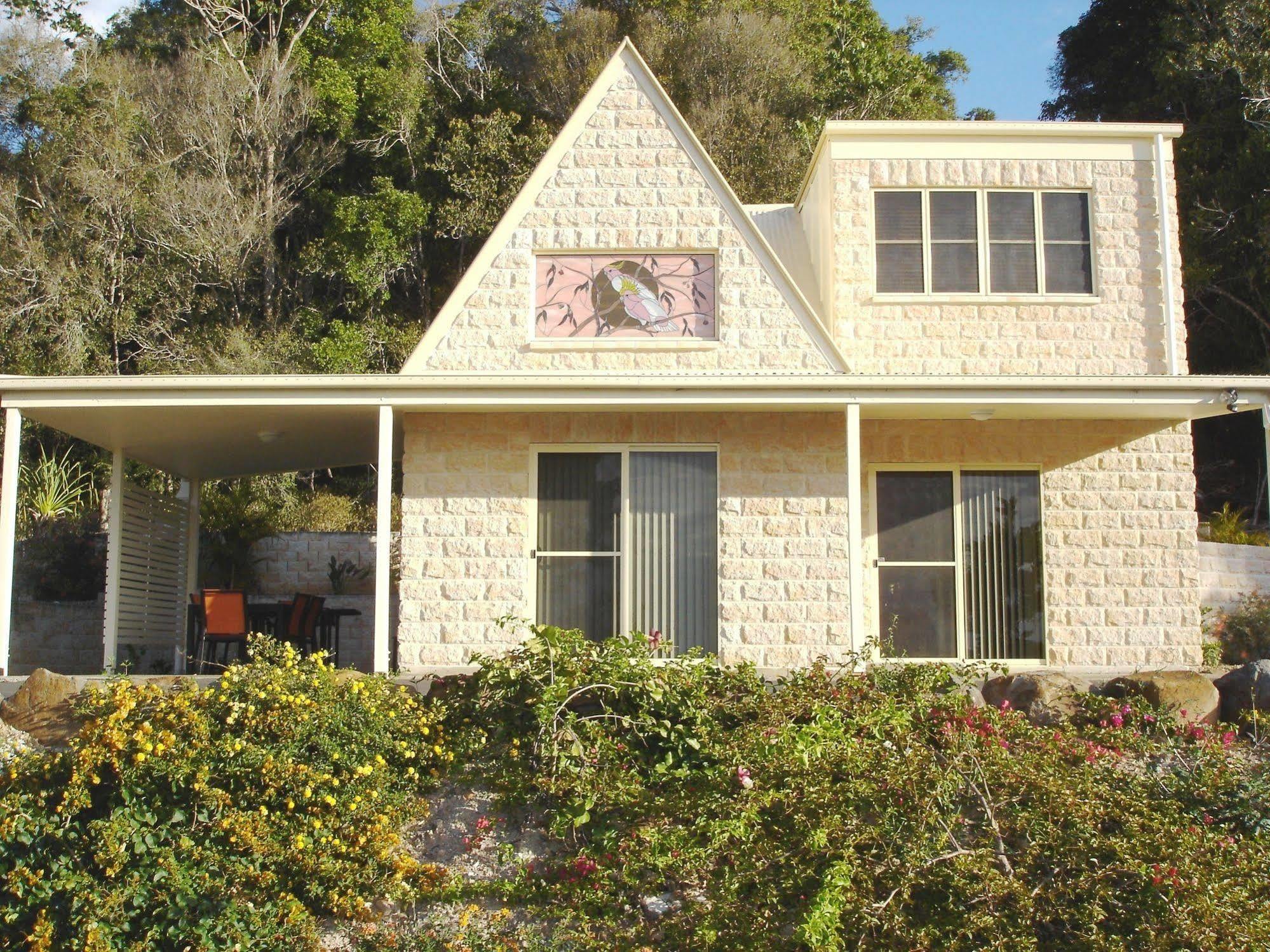 Cooroy Country Cottages Lodge *