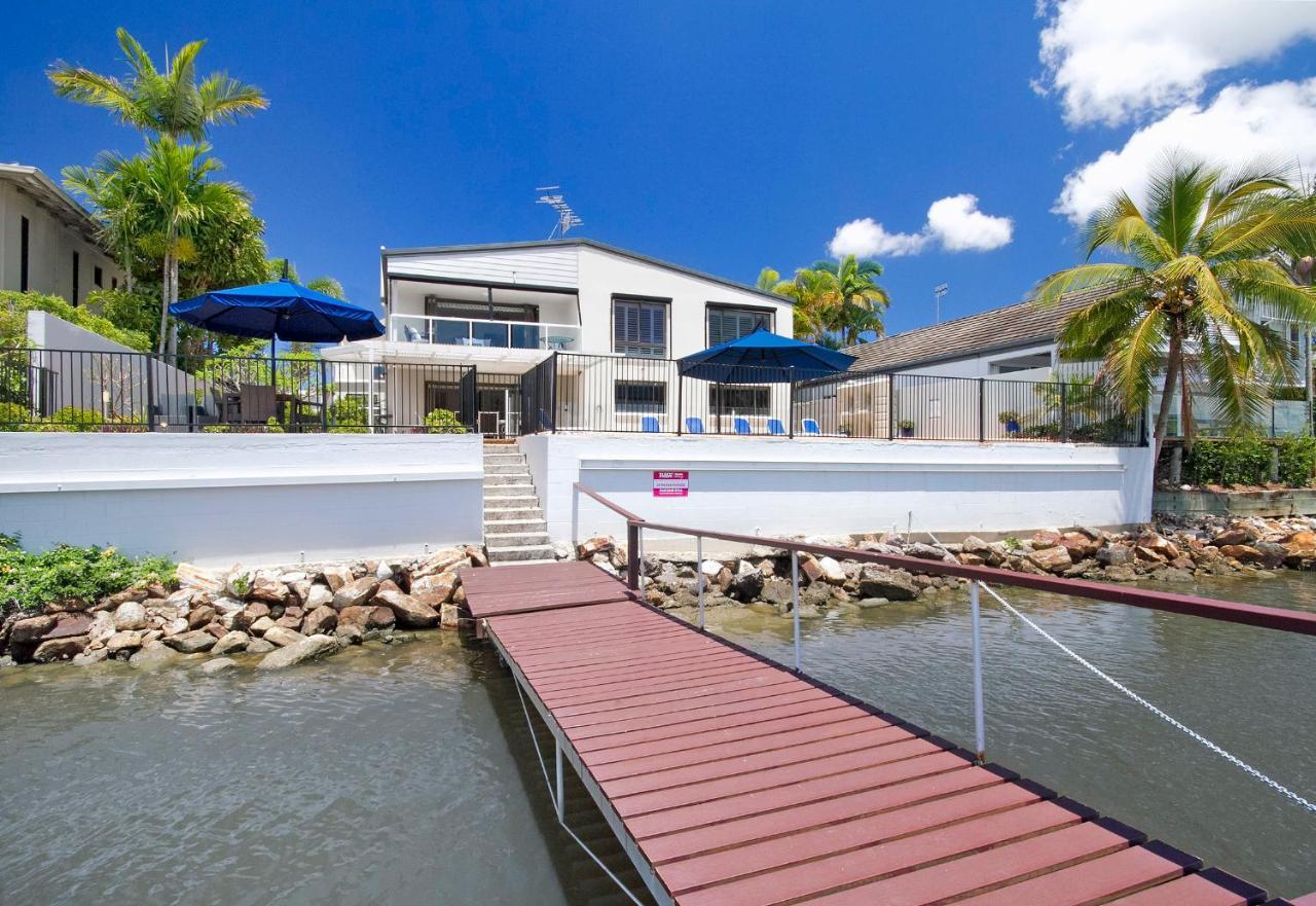 Riverfront With Jetty, Ideal For Families Holiday home
