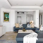 Main Beach Gem Luxury Retreat
