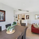 Sunshine Beach Retreat - 3 Bedroom Family Apartment - Wifi - Netflix - 2 Cars